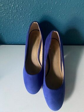 Old Navy Cobalt Suede Block Heel Pump